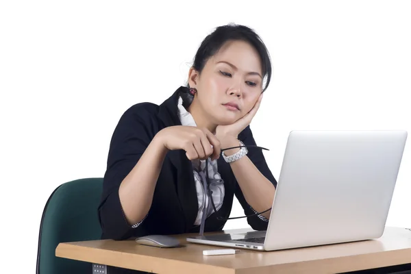 Aburrido mujer de negocios que trabaja en el ordenador portátil se ve muy aburrido en th — Foto de Stock