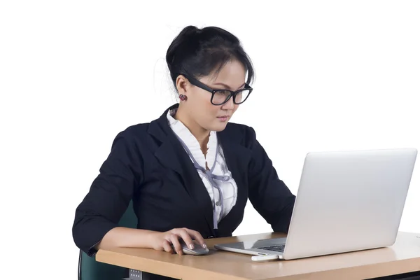 Portrait of confident business woman sitting at the table and wo — Stock Photo, Image