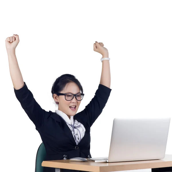 Gelukkig zakenvrouw werking voort te laptop op het kantoor — Stockfoto