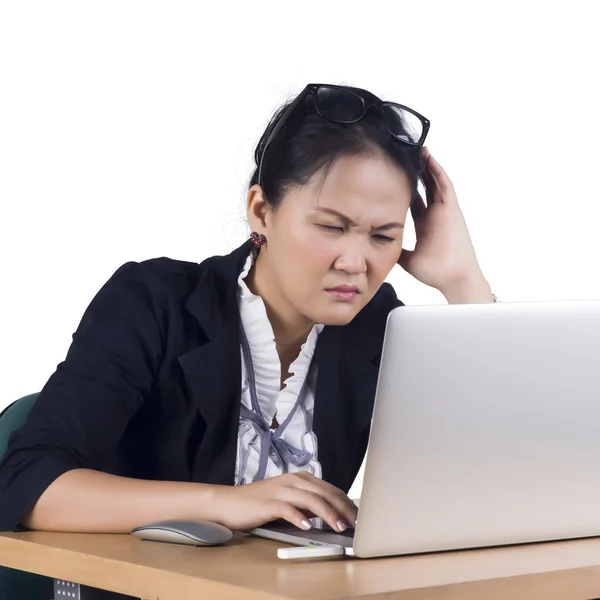 Aburrido mujer de negocios que trabaja en el ordenador portátil se ve muy aburrido en th — Foto de Stock