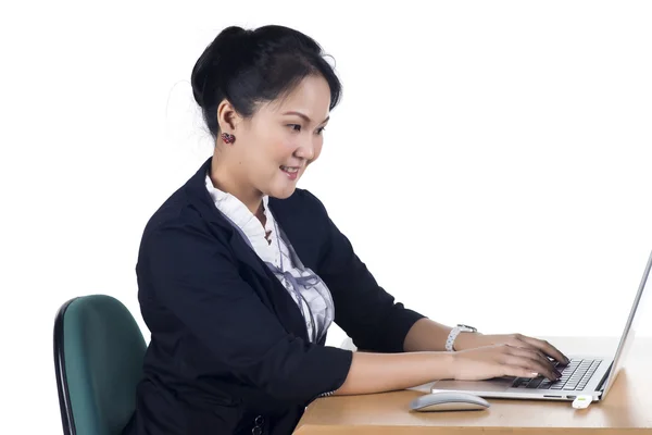 Portrait of confident business woman sitting at the table and wo — Stock Photo, Image