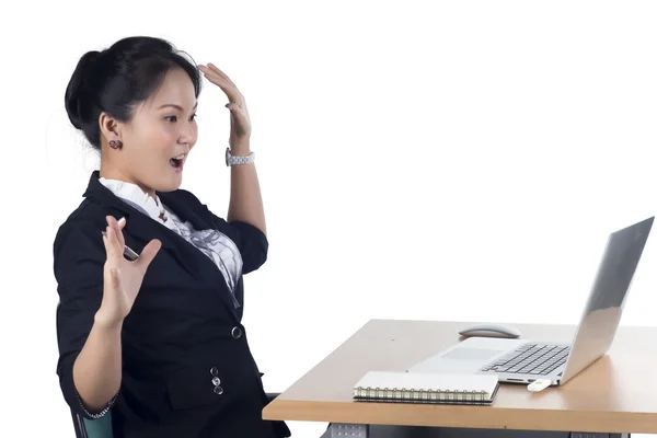 Verrast vrouw op zoek in scherm van de laptop — Stockfoto