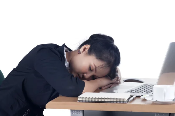 Femme d'affaires fatiguée dormant à son bureau . — Photo