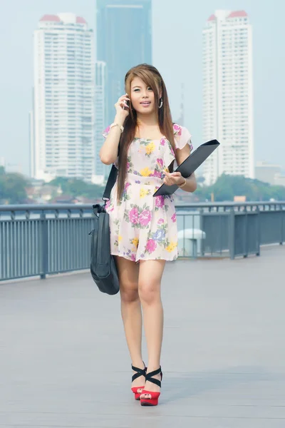 Beautiful business woman walking outside her office. Portrait of — Stock Photo, Image