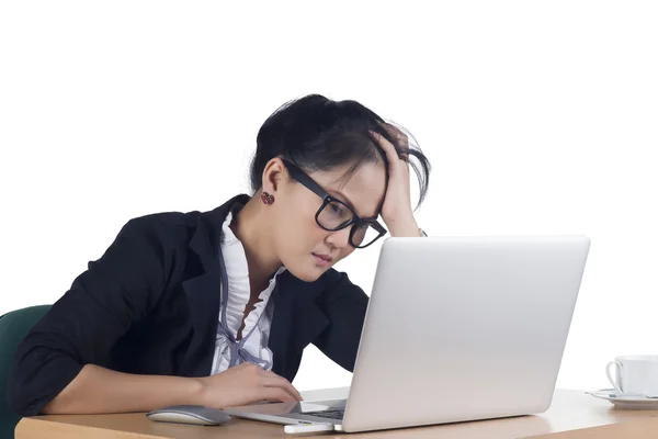 Verveeld zakenvrouw bezig met laptop op zoek erg saai op th Rechtenvrije Stockfoto's