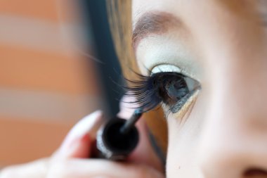 Sıvı eyeliner fırçası ile uygulamak, yakın çekim 