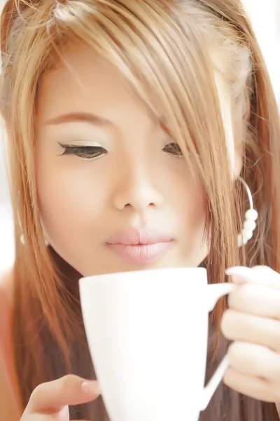 Closeup beautiful woman sitting in cafe holding and drinking cof — Stock Photo, Image