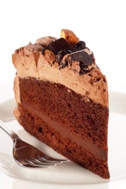 Tatlı çikolatalı kek çikolata ve badem fındık ile tepesi