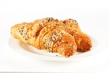 Beyaz tabakta lezzetli kruvasan