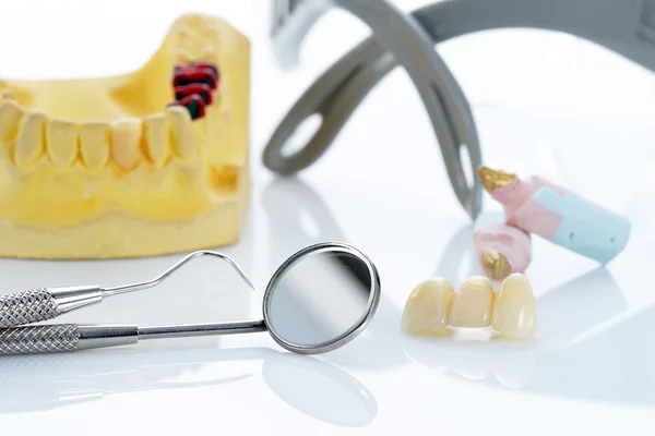 Macro di denti protesici con utensili dentali — Foto Stock