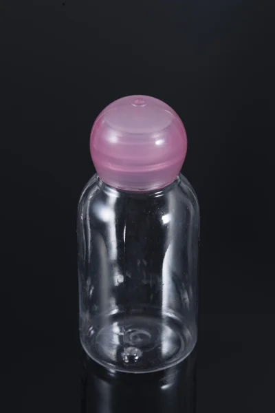 Пустая пластиковая бутылка с розовым колпаком — стоковое фото