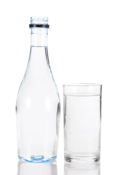 Vatten i glas och plastflaska — Stockfoto