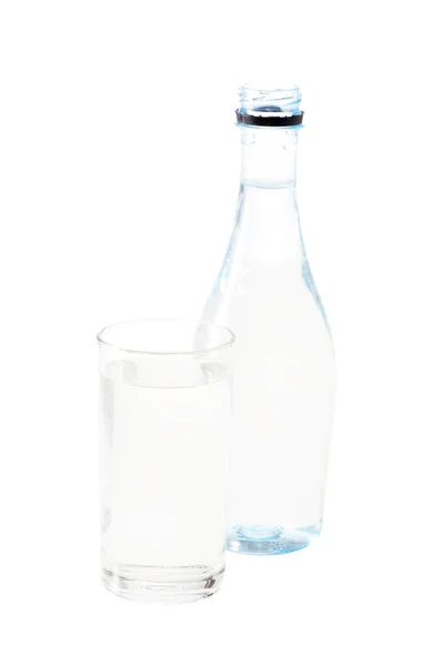 Agua en botella de vidrio y plástico — Foto de Stock