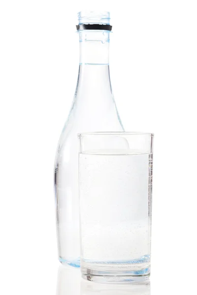 Vatten i glas och plastflaska — Stockfoto