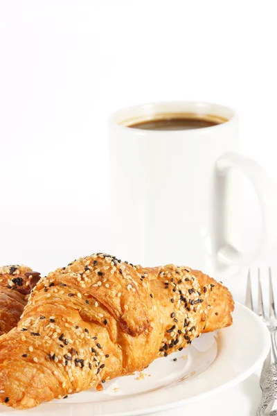 Siyah kahve ile lezzetli kruvasan — Stok fotoğraf