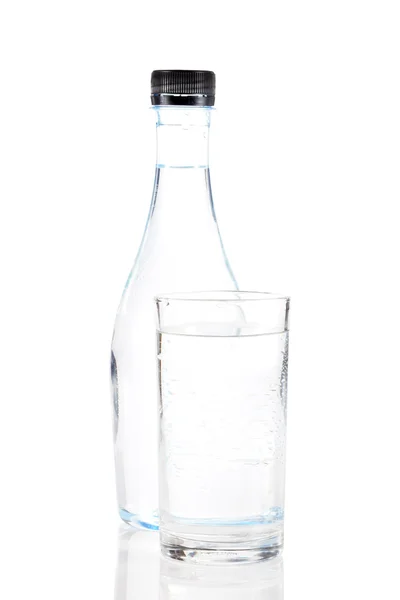 Agua en botella de vidrio y plástico — Foto de Stock