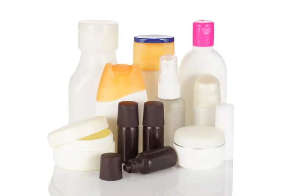 Zestaw butelek kosmetycznych izolowanych na białym tle. — Zdjęcie stockowe