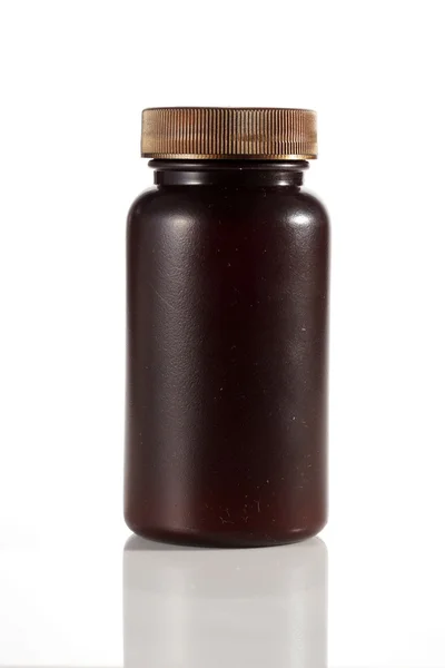 Una bottiglia di pillola marrone con riflessione — Foto Stock