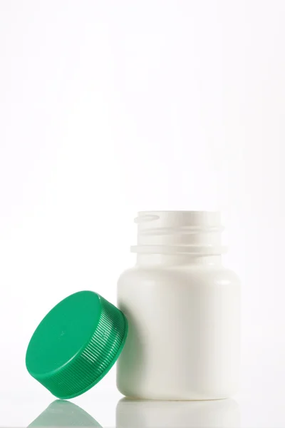 Λευκό κενό ιατρική στέκεται μπουκάλι με την ΚΓΠ στο πλευρό — Φωτογραφία Αρχείου