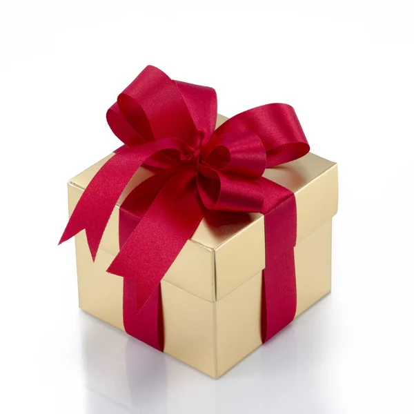 붉은 활과 리본으로 아름 다운 금 선물 상자 — 스톡 사진