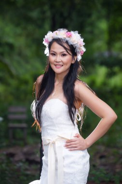 Ormanda poz güzel Asya Bayan Beyaz gelin elbise