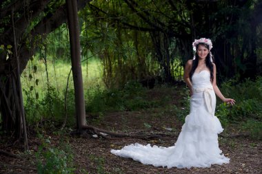 Ormanda poz güzel Asya Bayan Beyaz gelin elbise