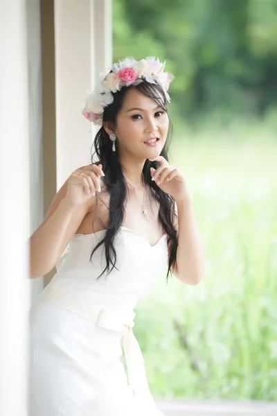 Vackra asiatiska dam i vit brud klänning — Stockfoto