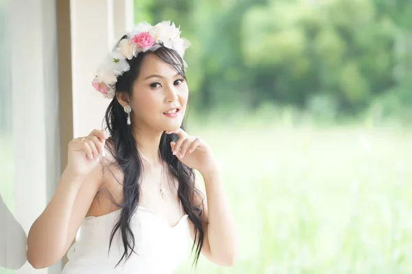 Beautiful Asian lady in white bride dress — Stock Photo, Image