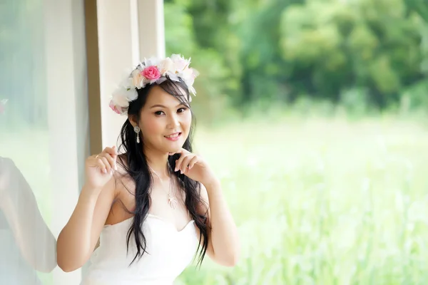 Mooie Aziatische Dame in witte bruid jurk — Stockfoto