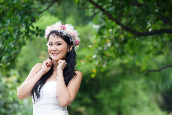 Vackra asiatiska dam vit brud klänning, poserar i skogen — Stockfoto