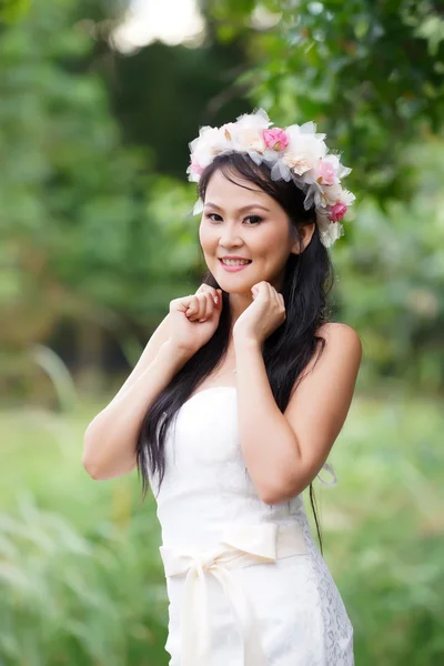 Beautiful Asian lady white bride dress, posing in the forest — Stock Photo, Image