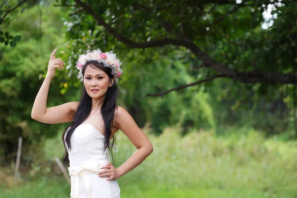 Piękna pani azjatycki biały narzeczona dress, pozowanie w lesie — Zdjęcie stockowe