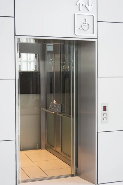 핸디캡에 대 한 엘리베이터 — 스톡 사진