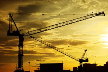 Siluet vinç günbatımı ba üzerinde endüstriyel yatay