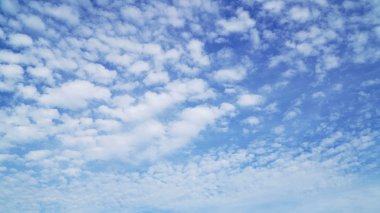 güzel bulutlar ve mavi gökyüzü