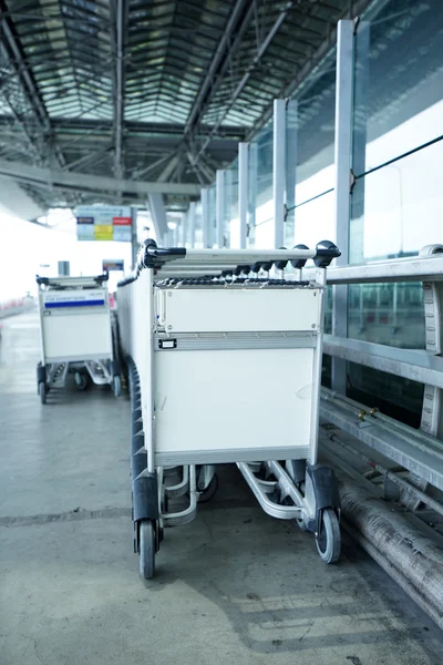 Chariots bagages dans un brut à l'aéroport — Photo