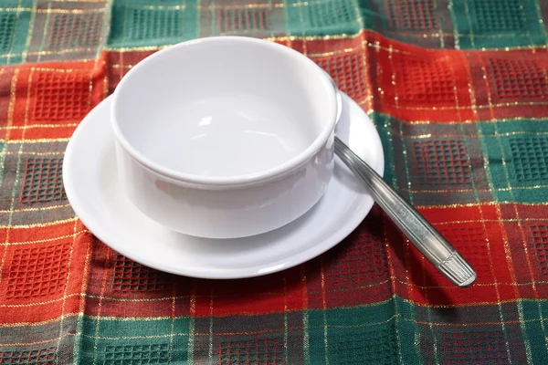 Порожня миска з білого керамічного супу — стокове фото