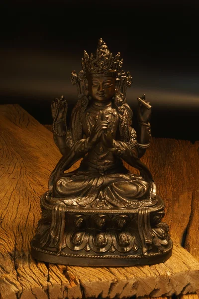 Бронзовая статуя Гуаньиня — стоковое фото