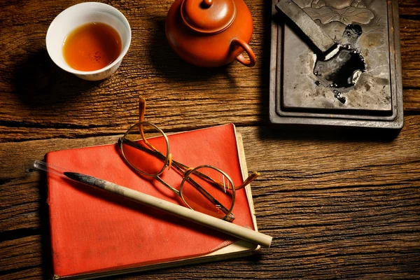 Caligrafia chinesa e pedra de tinta na mesa — Fotografia de Stock