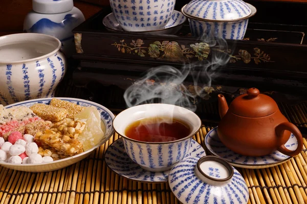 Chinese thee met traditionele snack — Stockfoto