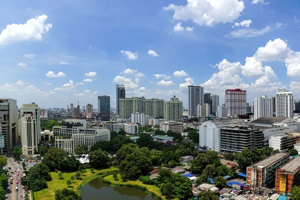 Mooie blauwe hemel in het centrum van Bangkok — Stockfoto