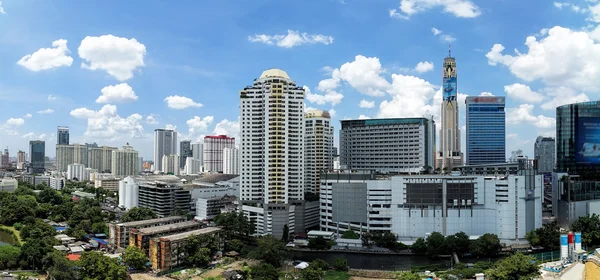 Beautiful blue sky at downtown of Bangkok — Stock Photo, Image