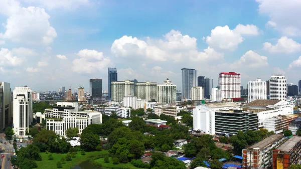 Mooie blauwe hemel in het centrum van Bangkok — Stockfoto