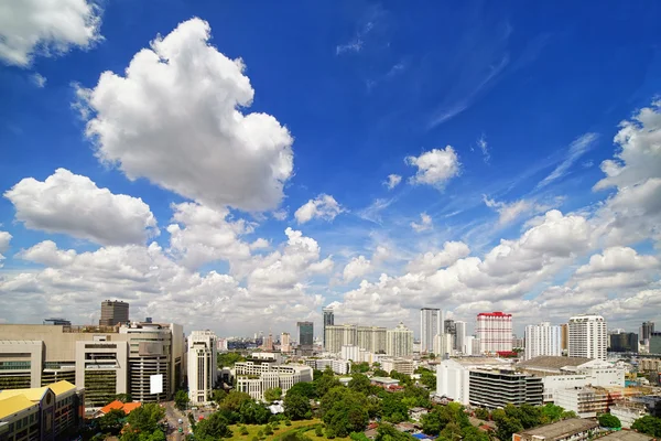 Mooie blauwe hemel in het centrum van Bangkok — Stockfoto