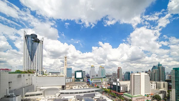 Όμορφο μπλε ουρανό στο κέντρο της πόλης της Μπανγκόκ — Φωτογραφία Αρχείου