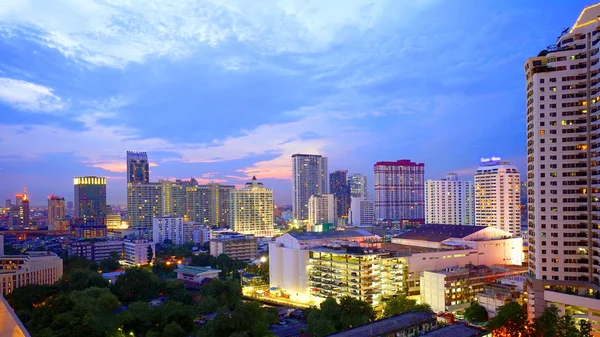 Luchtfoto van twilight nacht in Bangkok — Stockfoto
