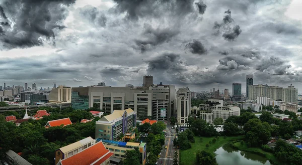 View of Bangkok's skyline during monsoon season — Stock Photo, Image