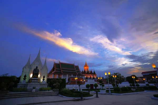Wat Ratchanaddaram y Loha Prasat Metal Palace en Bangkok, Tailandia — Foto de Stock