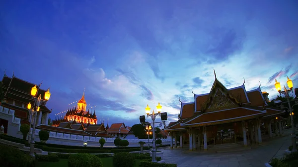 Wat Ratchanaddaram y Loha Prasat Metal Palace en Bangkok, Tailandia —  Fotos de Stock