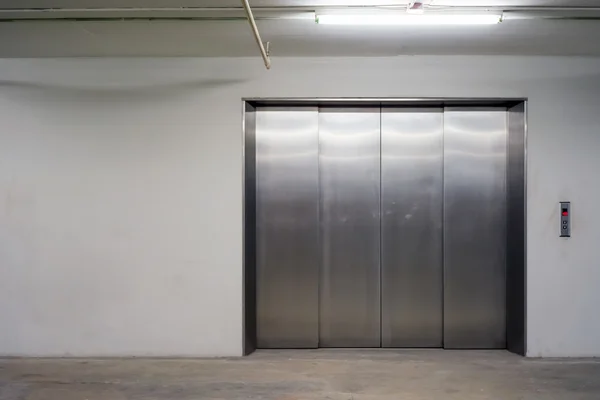 Árufuvarozási liftek modern épületben ajtó. — Stock Fotó